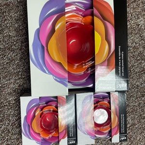 Nesting serving bowls